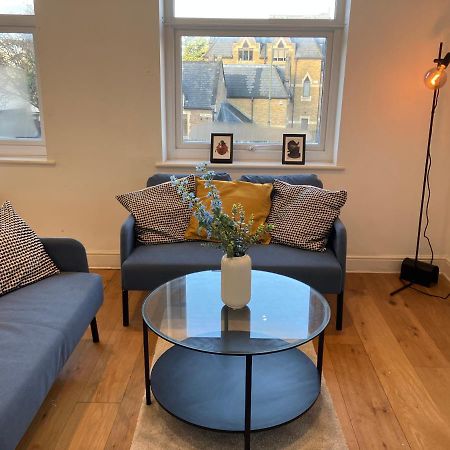 Апартаменты Awesome Refurbished 1 Bed Flat Few Steps To High St ! - 2 East House Эпсом Экстерьер фото