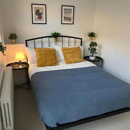 Апартаменты Awesome Refurbished 1 Bed Flat Few Steps To High St ! - 2 East House Эпсом Экстерьер фото