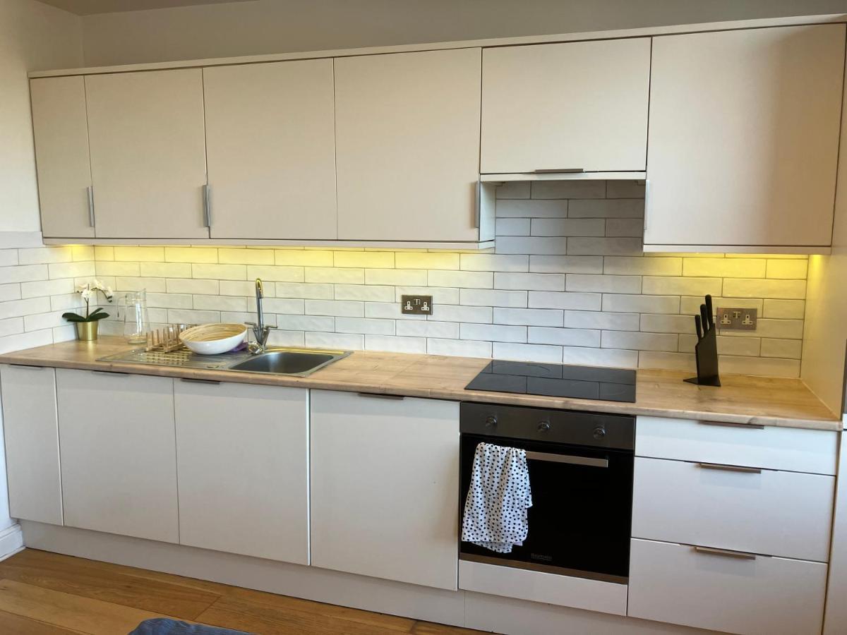 Апартаменты Awesome Refurbished 1 Bed Flat Few Steps To High St ! - 2 East House Эпсом Экстерьер фото