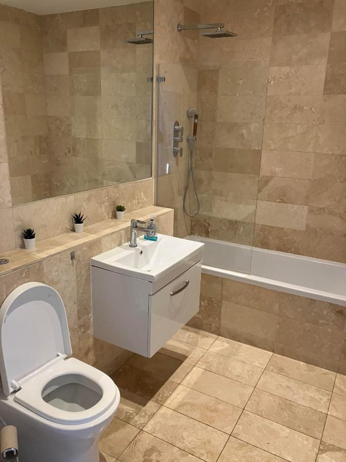 Апартаменты Awesome Refurbished 1 Bed Flat Few Steps To High St ! - 2 East House Эпсом Экстерьер фото